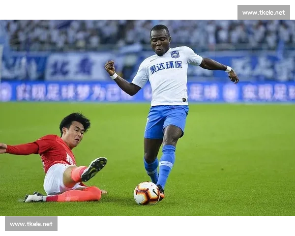 红牌罚下引发比赛局势剧烈变化与球队战术调整分析